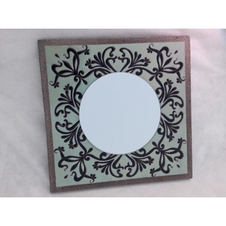 Miroir aux motifs noirs sur un fond vert amande Miroir aux motifs noirs sur un fond vert amande