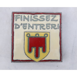 "finissez d'entrer" avec blason