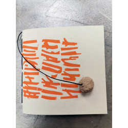 Carnet cousu main avec calligravure orange et perle en carton marron N°48
