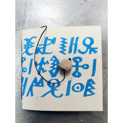 Carnet cousu main avec calligravure bleue et perle en carton marron N°49
