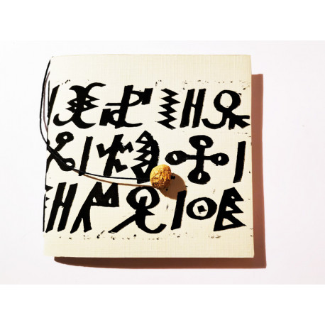 Carnet cousu main avec calligravure noire et perle en carton marron N°34