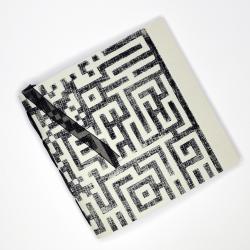 Carnet cousu main 30 pages gravure labyrinthe noir et ruban noir N°115