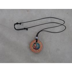 pendentif rond "femme au miroir"