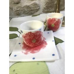 Tasse à fleurs rouge coquelicot