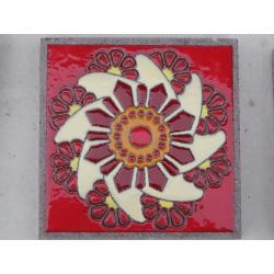 Dessous de plat avec un joli motifs coloré aux tons rouge/orangés