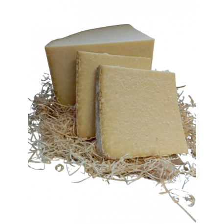 Cantal entre deux au lait cru AOP : environ 500 gr Cantal entre deux au lait cru AOP : environ 500 gr
