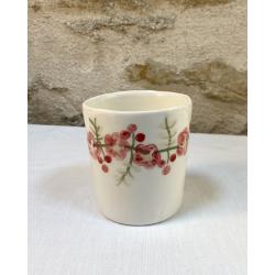 Grande tasse à petites fleurs rouges