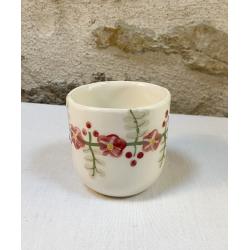 Petite tasse à petites fleurs rouges