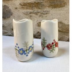 Vase soliflore à petites fleurs rouges ou bleues
