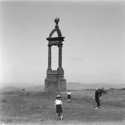 plateau Gergovie 3 personnages - 1929