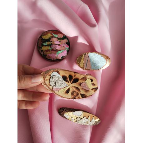 Broche en bois et papier recyclé